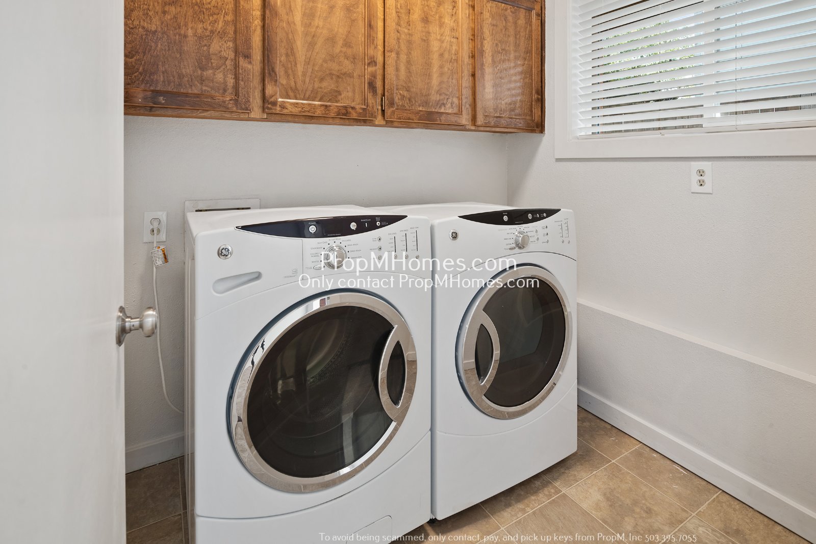 Three Bedroom Gem with Bonus Room in Oak Creek Oasis! DEPOSIT SPECIAL property image