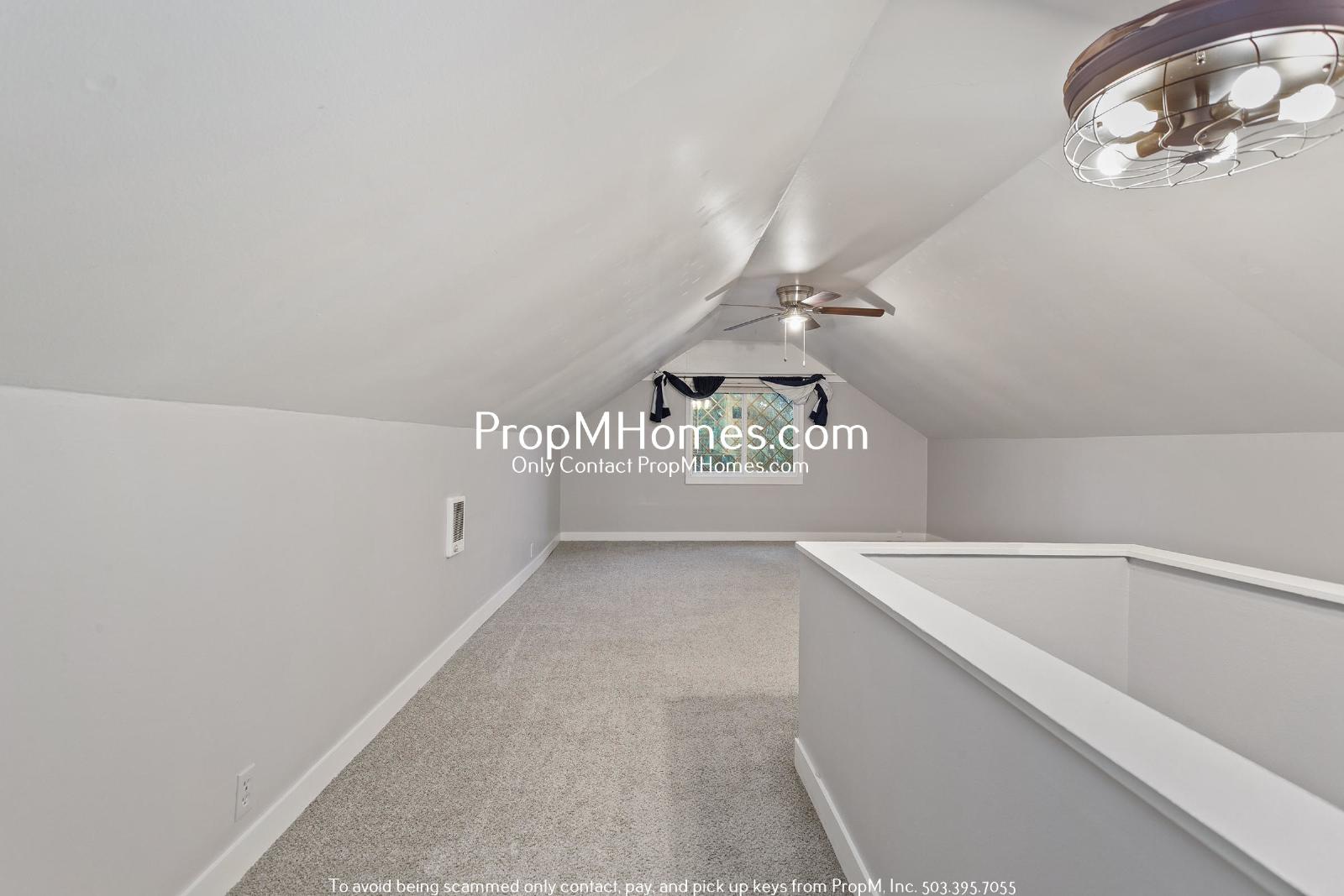 Spacious and Charming 3-Bedroom Home with Bonus Room in Vibrant Hazelwood! property image