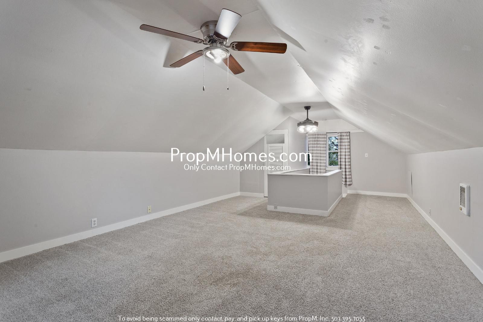 Spacious and Charming 3-Bedroom Home with Bonus Room in Vibrant Hazelwood! property image