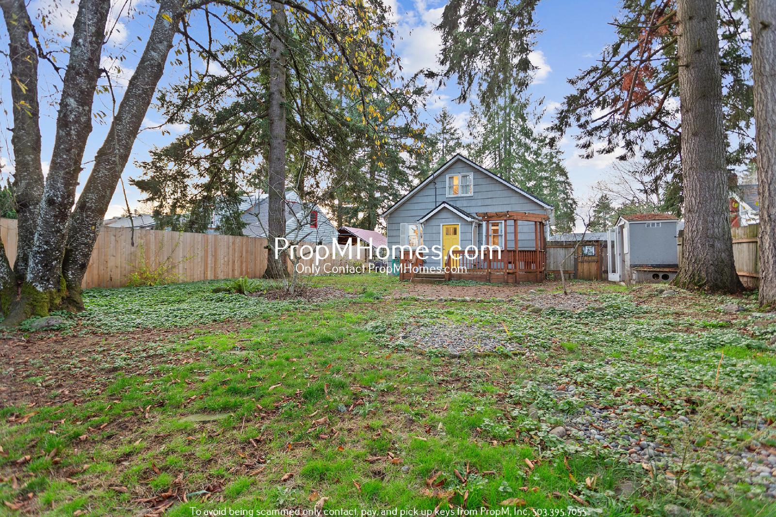 Spacious and Charming 3-Bedroom Home with Bonus Room in Vibrant Hazelwood! property image