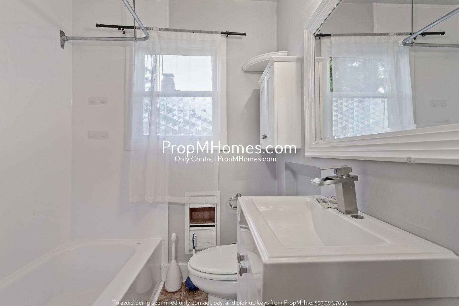 Spacious and Charming 3-Bedroom Home with Bonus Room in Vibrant Hazelwood! property image