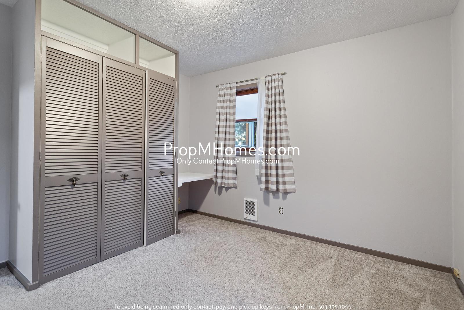 Spacious and Charming 3-Bedroom Home with Bonus Room in Vibrant Hazelwood! property image