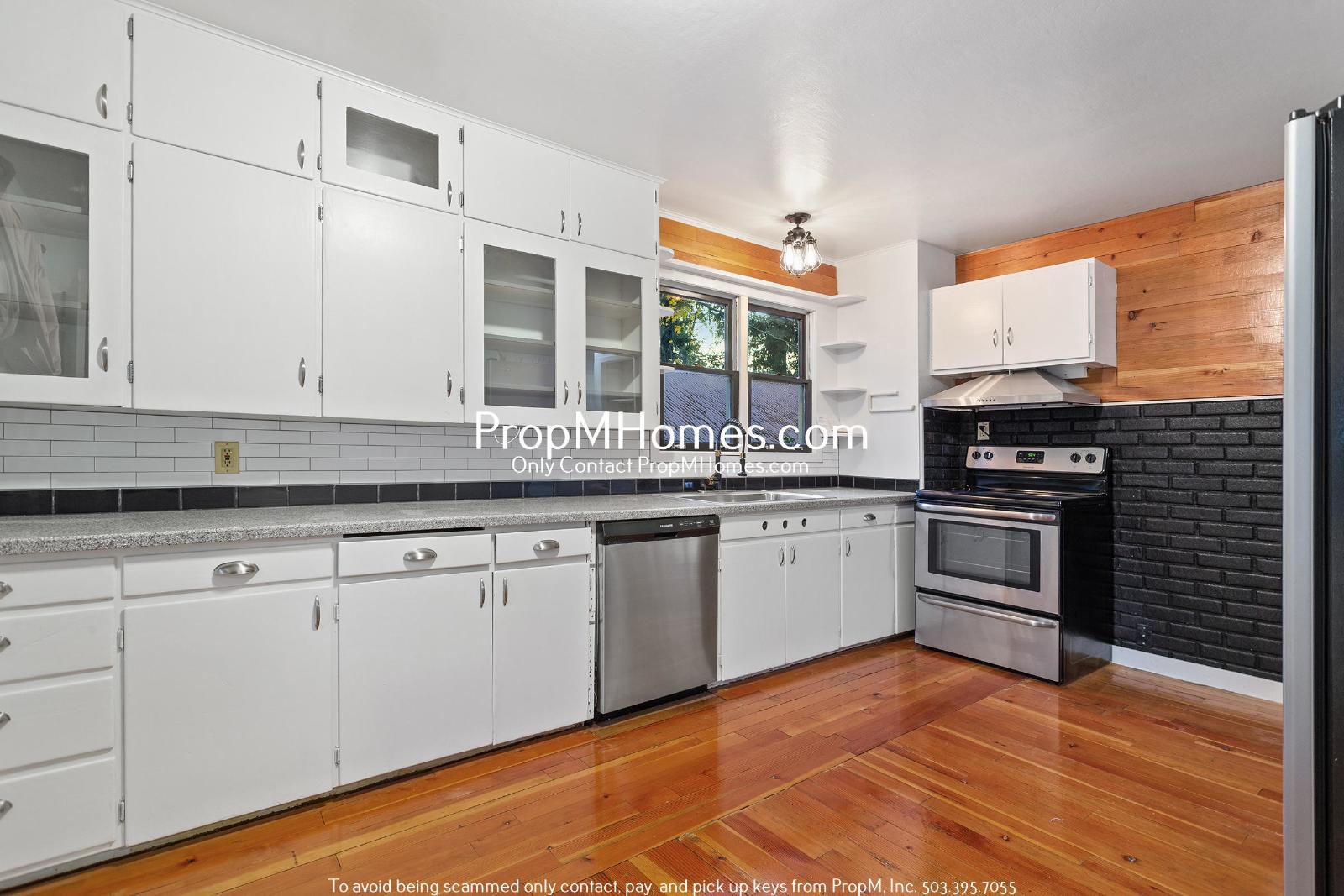 Spacious and Charming 3-Bedroom Home with Bonus Room in Vibrant Hazelwood! property image