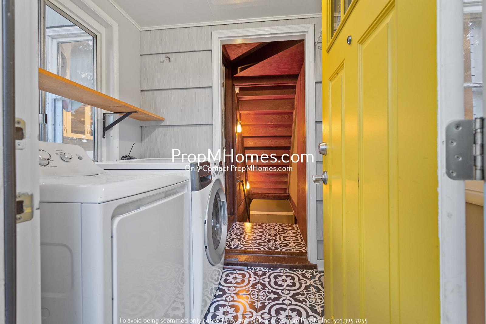 Spacious and Charming 3-Bedroom Home with Bonus Room in Vibrant Hazelwood! property image