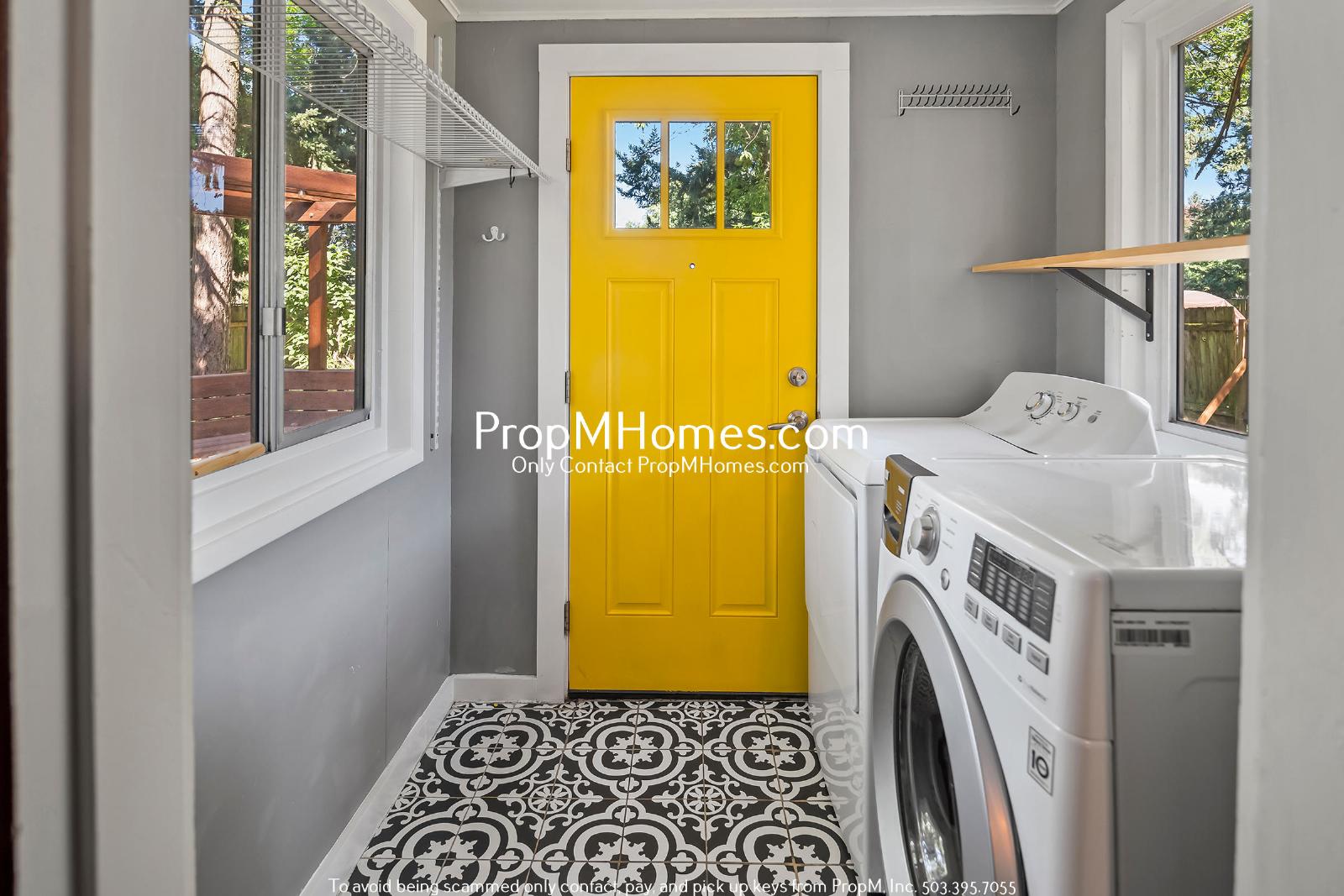 Spacious and Charming 3-Bedroom Home with Bonus Room in Vibrant Hazelwood! property image