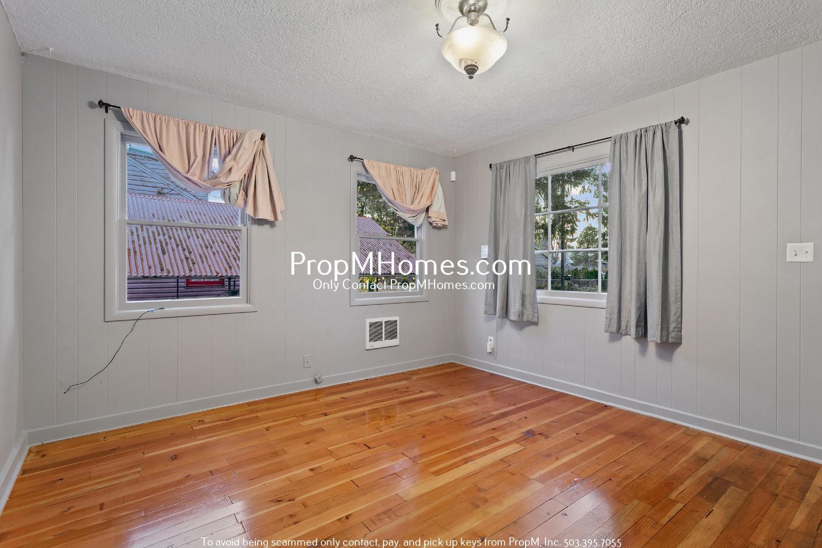 Spacious and Charming 3-Bedroom Home with Bonus Room in Vibrant Hazelwood! property image