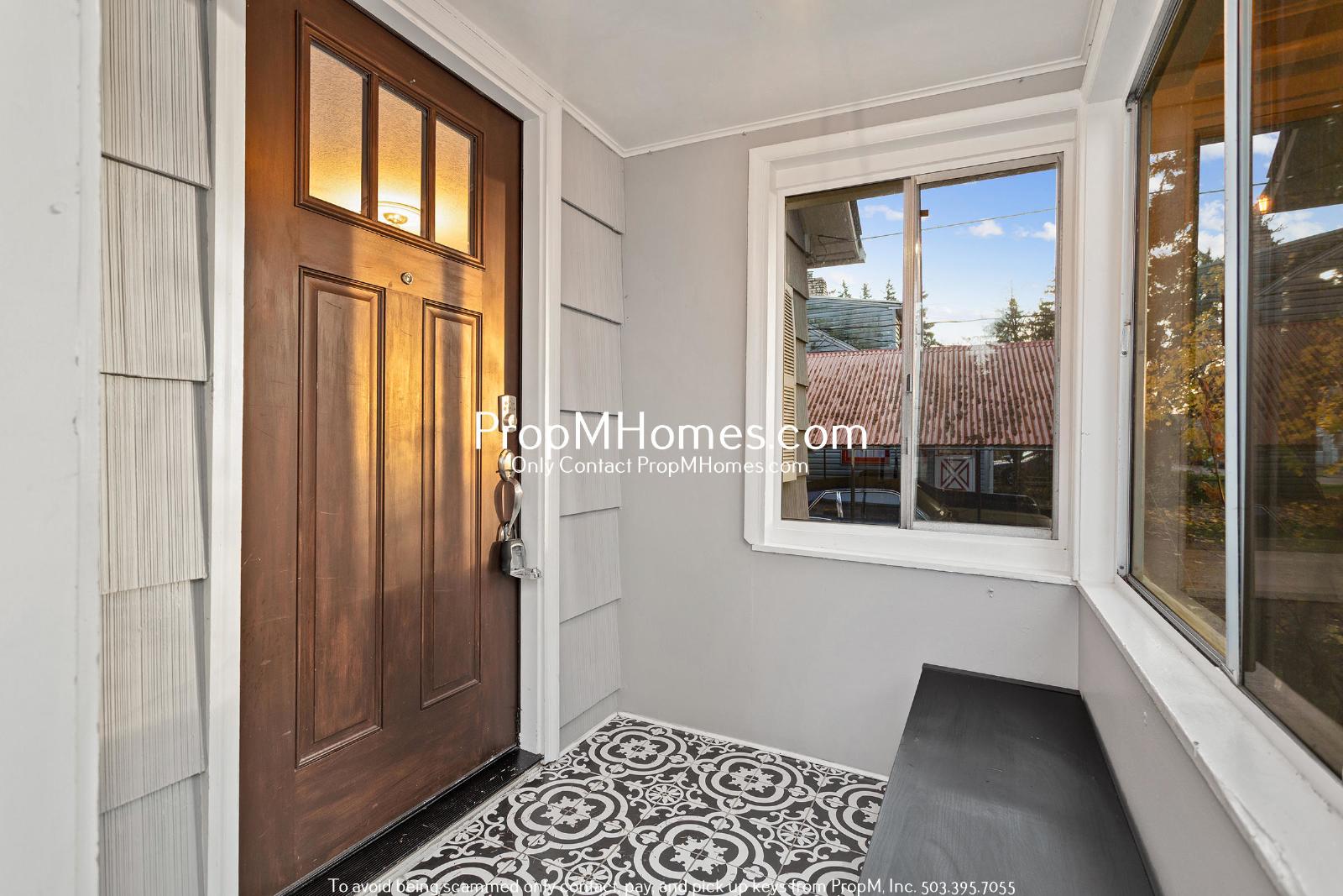 Spacious and Charming 3-Bedroom Home with Bonus Room in Vibrant Hazelwood! property image