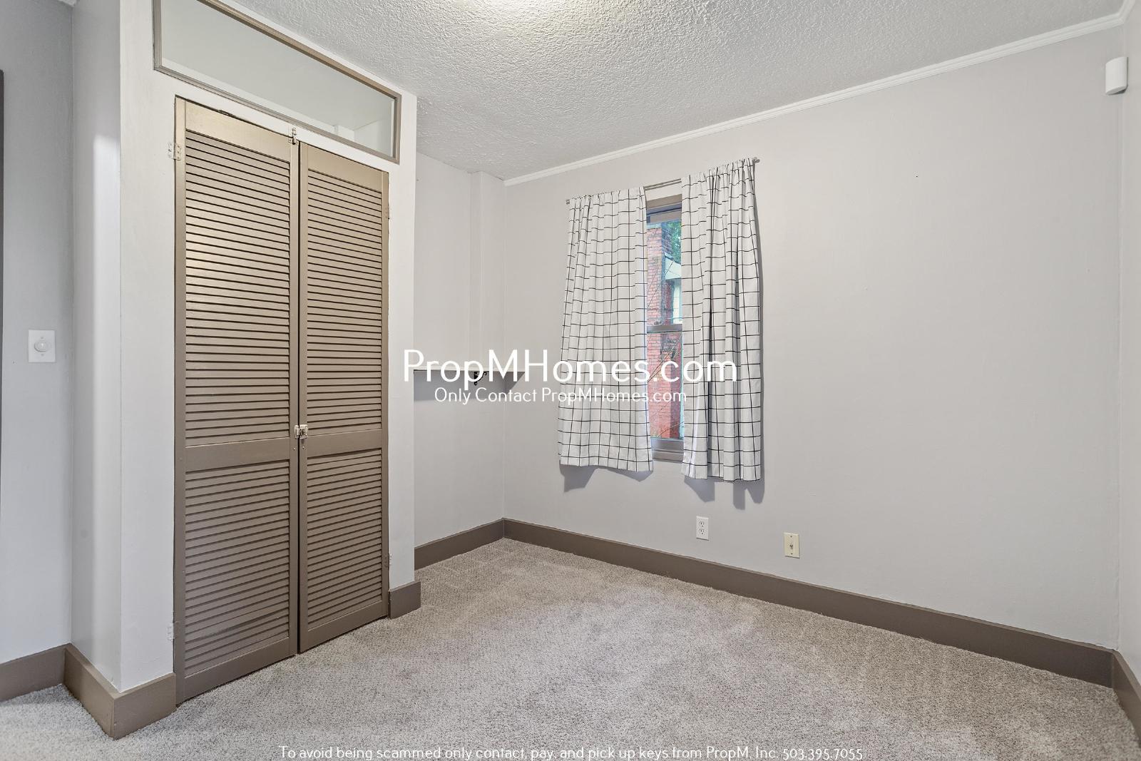 Spacious and Charming 3-Bedroom Home with Bonus Room in Vibrant Hazelwood! property image