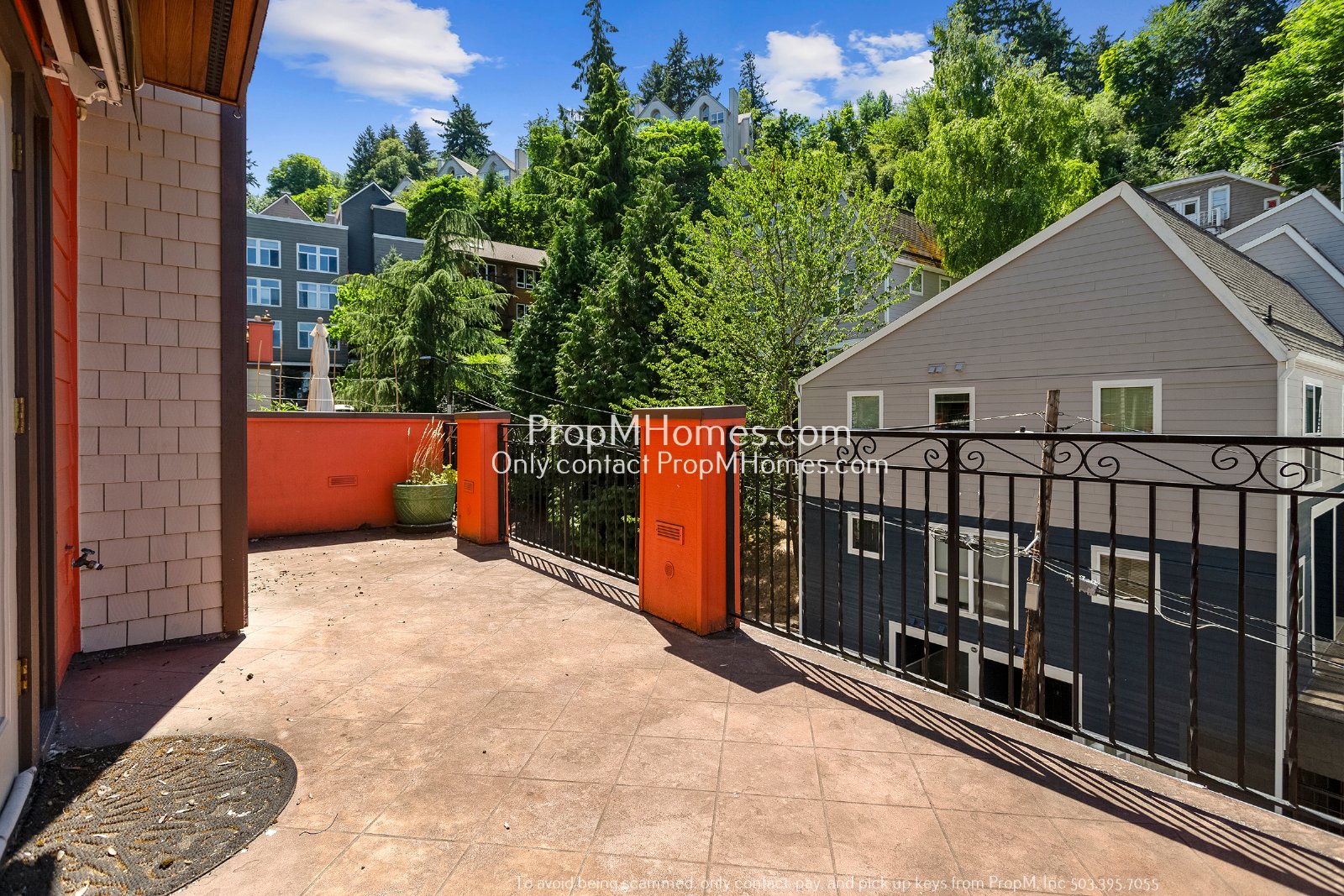 Stunning Two-Bedroom End Unit Condo in Goose Hollow Foothills! property image