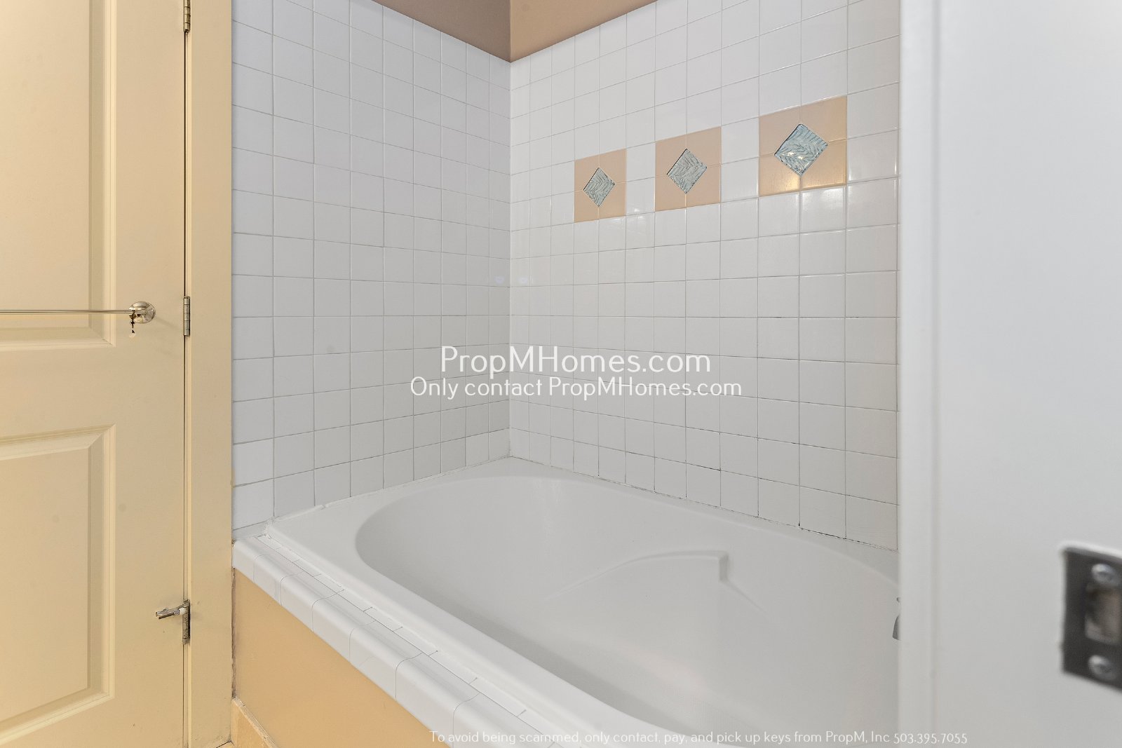 Stunning Two-Bedroom End Unit Condo in Goose Hollow Foothills! property image