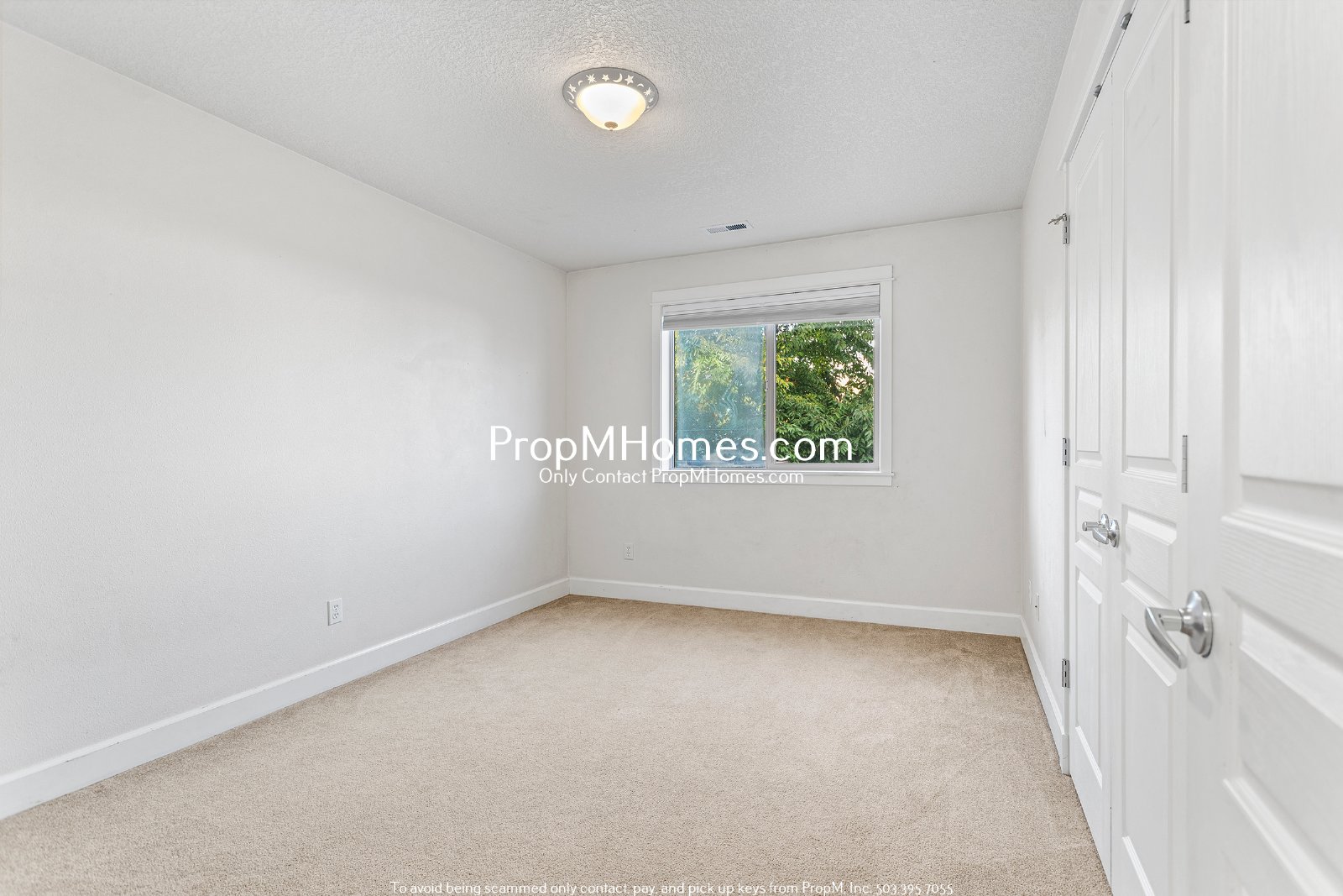 Spacious 5BR Hillsboro Home - Vaulted Ceilings, Fenced Yard & 2-Car Garage property image