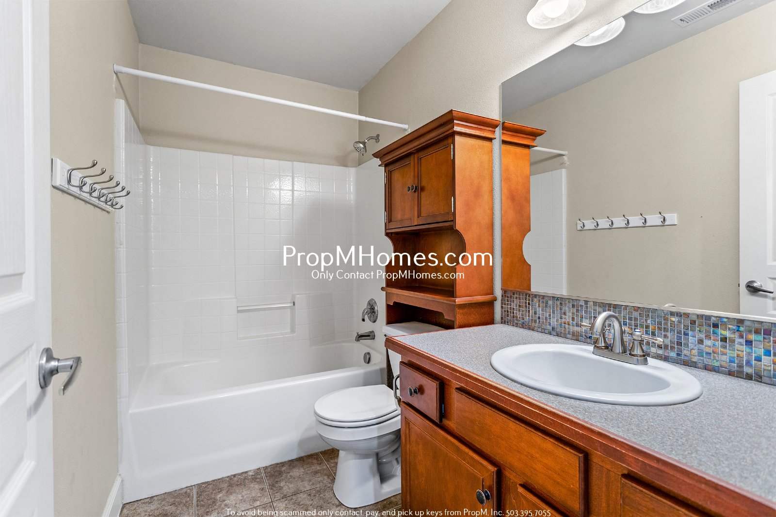 Spacious 5BR Hillsboro Home - Vaulted Ceilings, Fenced Yard & 2-Car Garage property image