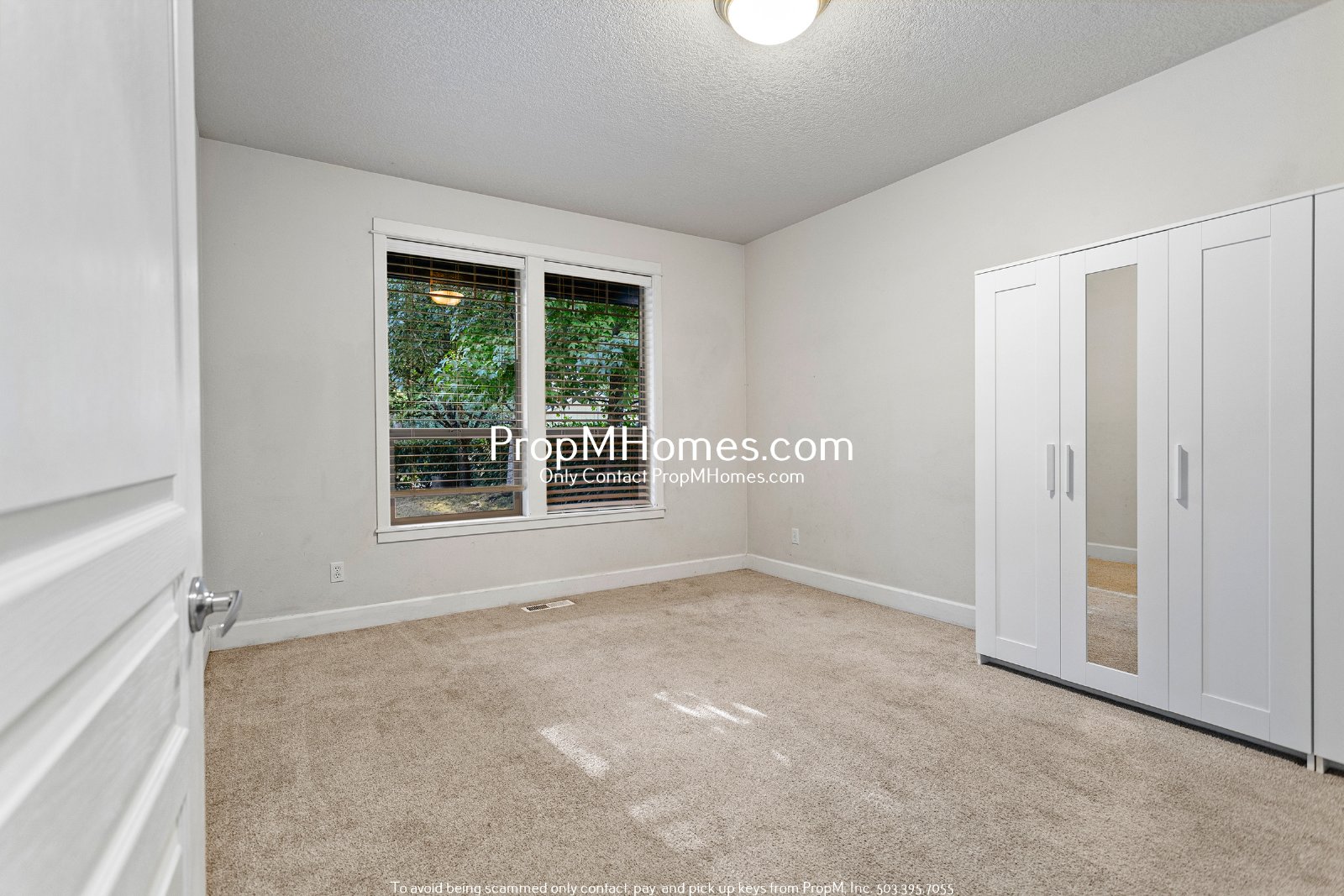 Spacious 5BR Hillsboro Home - Vaulted Ceilings, Fenced Yard & 2-Car Garage property image