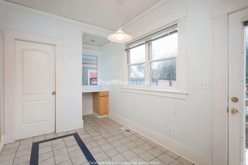 Charming Two Bedroom Bungalow In The Heart Of Sellwood! property image