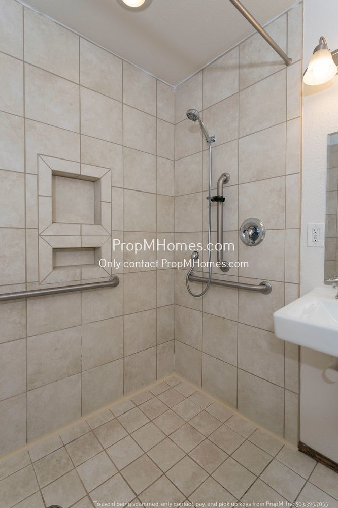 Spacious Elegance: A Four-Bedroom Retreat in the Heart of Palisades! property image