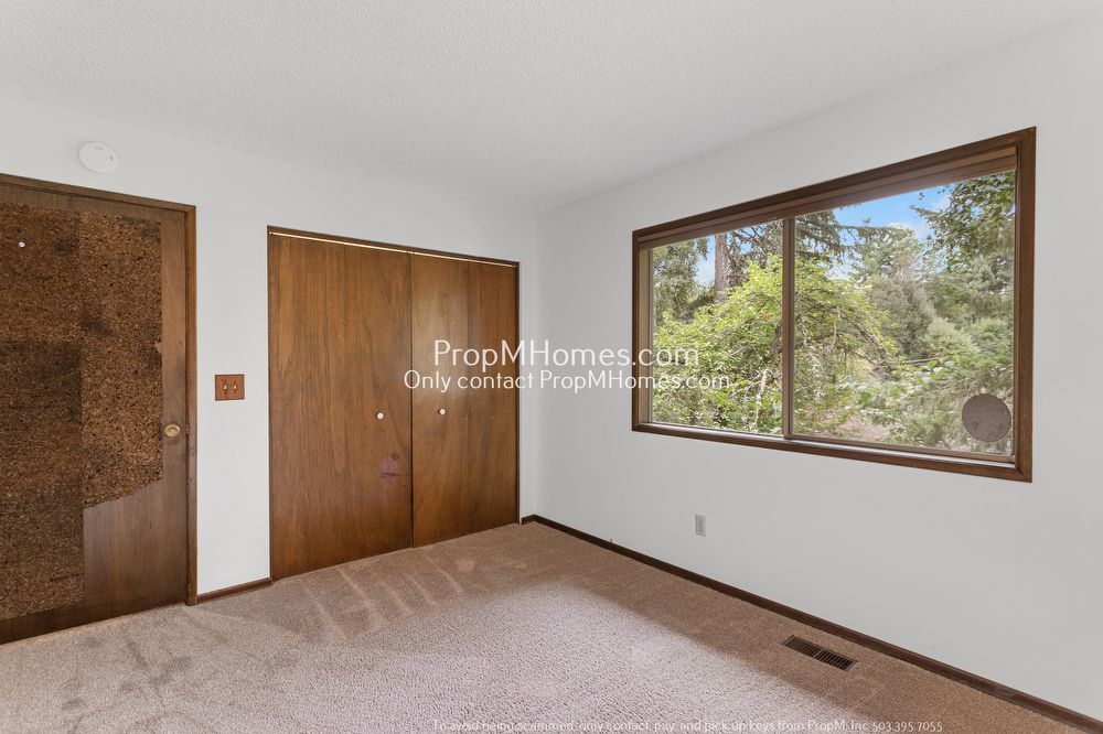 Spacious Elegance: A Four-Bedroom Retreat in the Heart of Palisades! property image