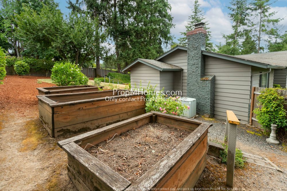 Spacious Elegance: A Four-Bedroom Retreat in the Heart of Palisades! property image