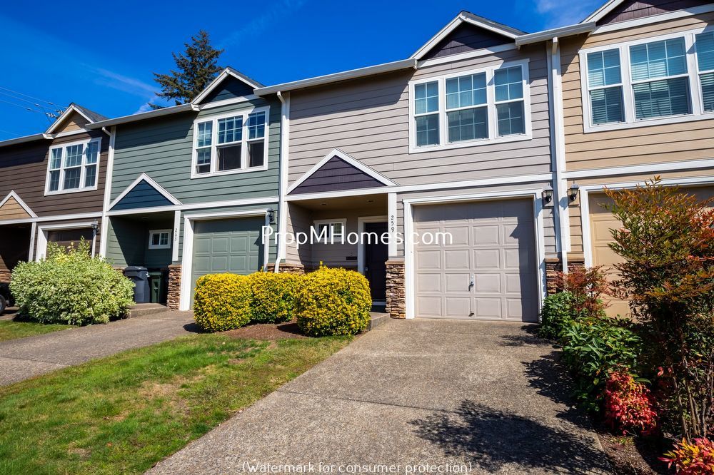Three Bedroom Townhome in Great Canby Neighborhood! property image