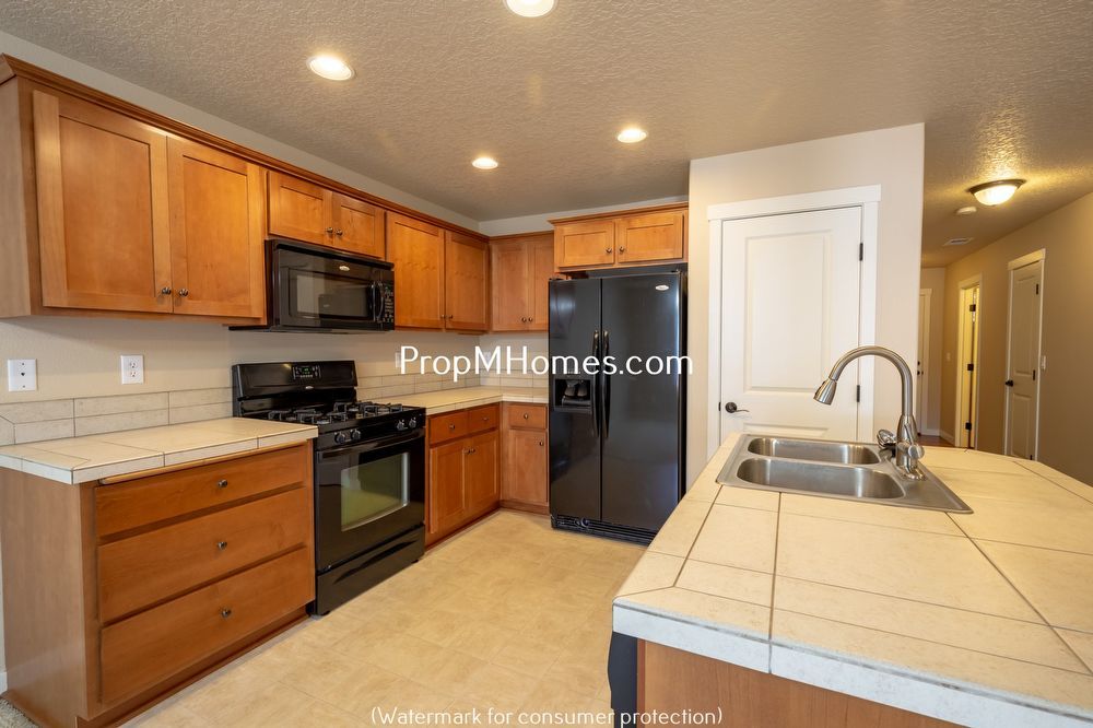 Three Bedroom Townhome in Great Canby Neighborhood! property image