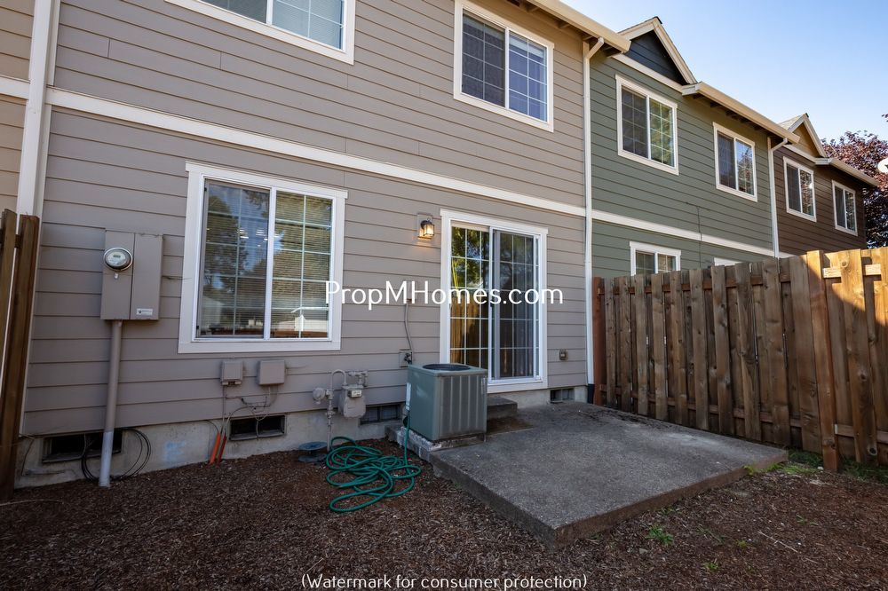 Three Bedroom Townhome in Great Canby Neighborhood! property image