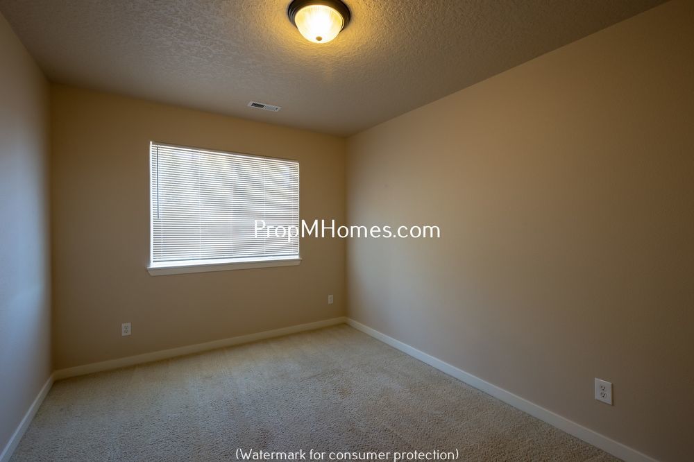 Three Bedroom Townhome in Great Canby Neighborhood! property image
