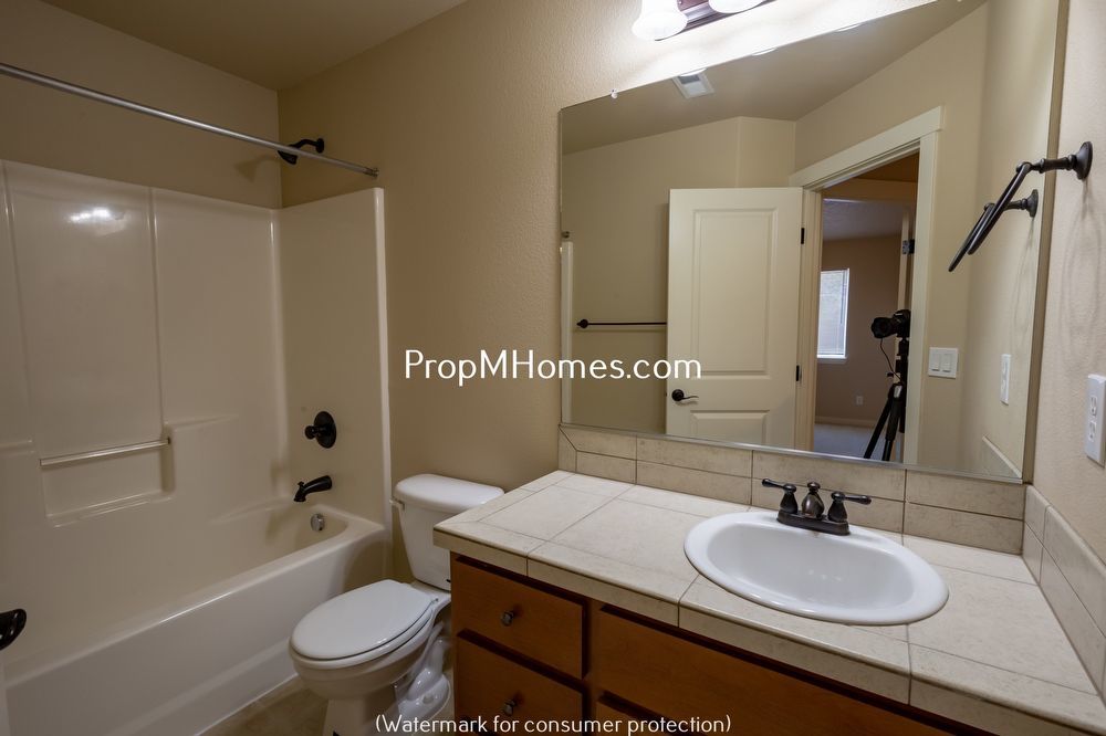 Three Bedroom Townhome in Great Canby Neighborhood! property image