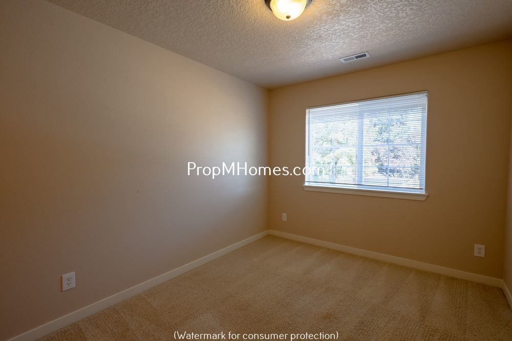 Three Bedroom Townhome in Great Canby Neighborhood! property image