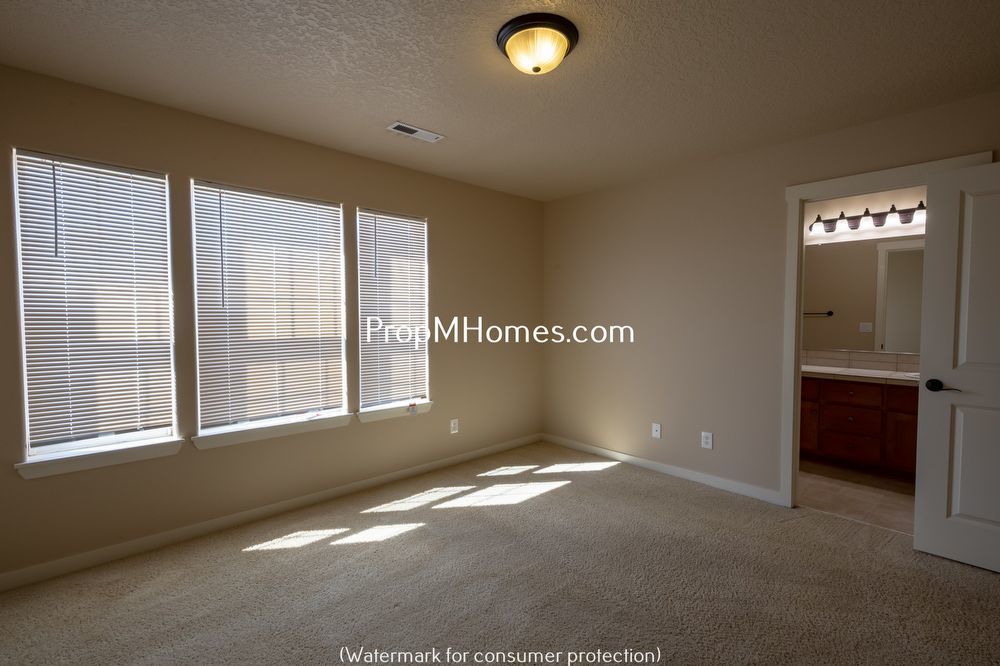 Three Bedroom Townhome in Great Canby Neighborhood! property image