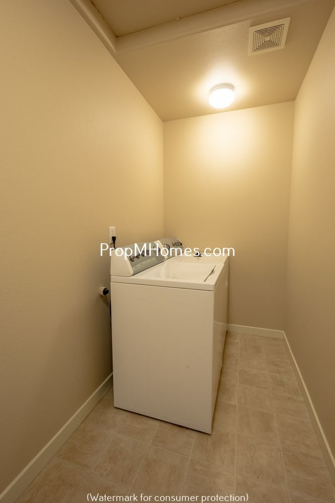 Three Bedroom Townhome in Great Canby Neighborhood! property image