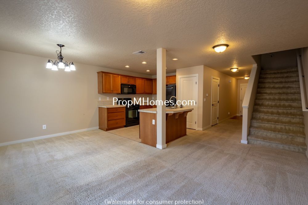 Three Bedroom Townhome in Great Canby Neighborhood! property image