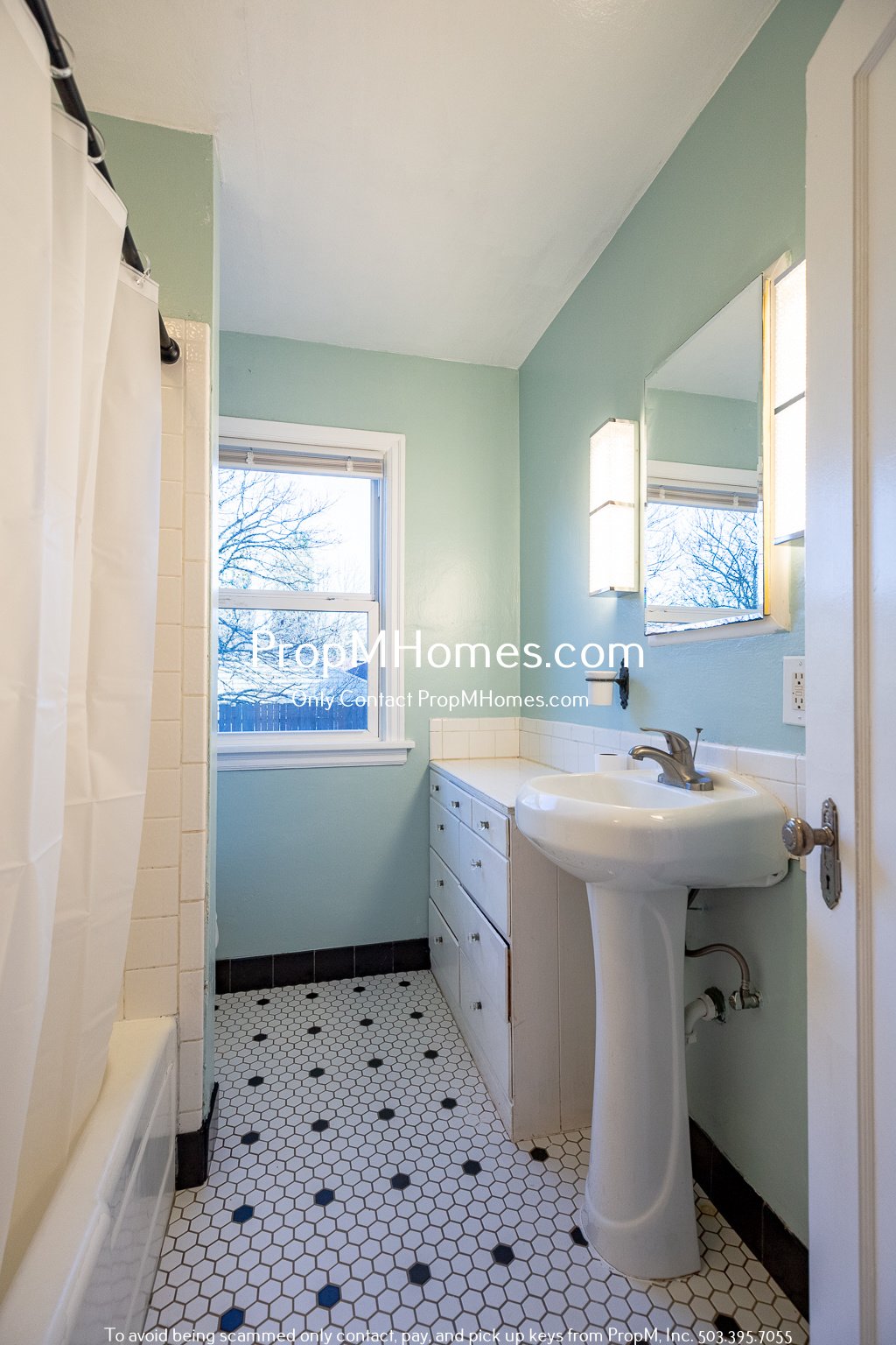 4 Bedroom in the Heart of Sellwood! Fenced Backyard and Huge Basement! property image