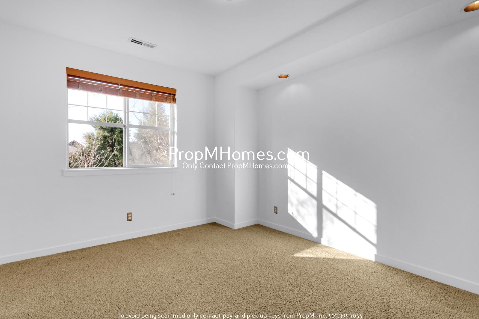 Cozy Two Bedroom Townhome in the Heart of Villebois - Newly Painted Interior! property image