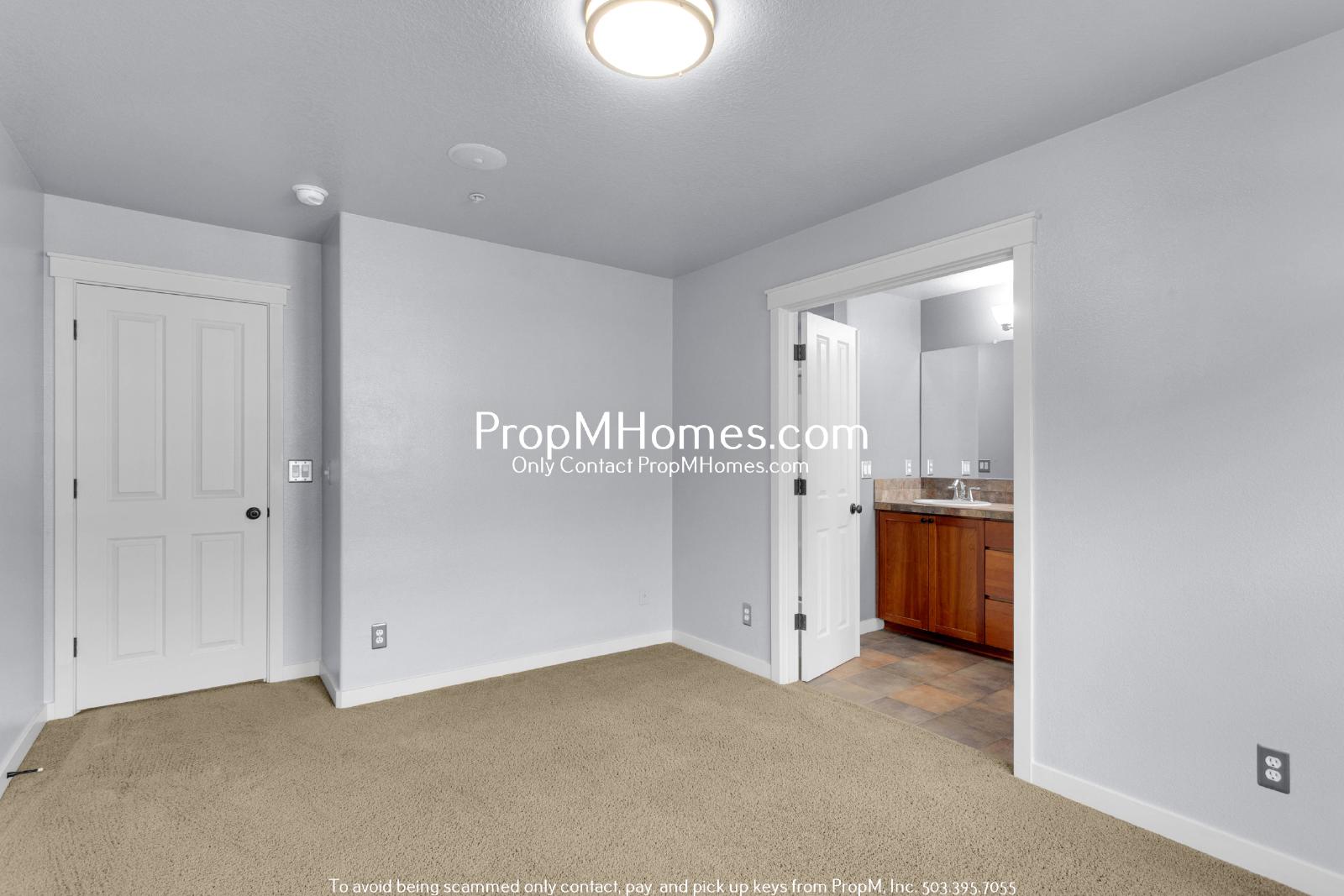 Cozy Two Bedroom Townhome in the Heart of Villebois - Newly Painted Interior! property image