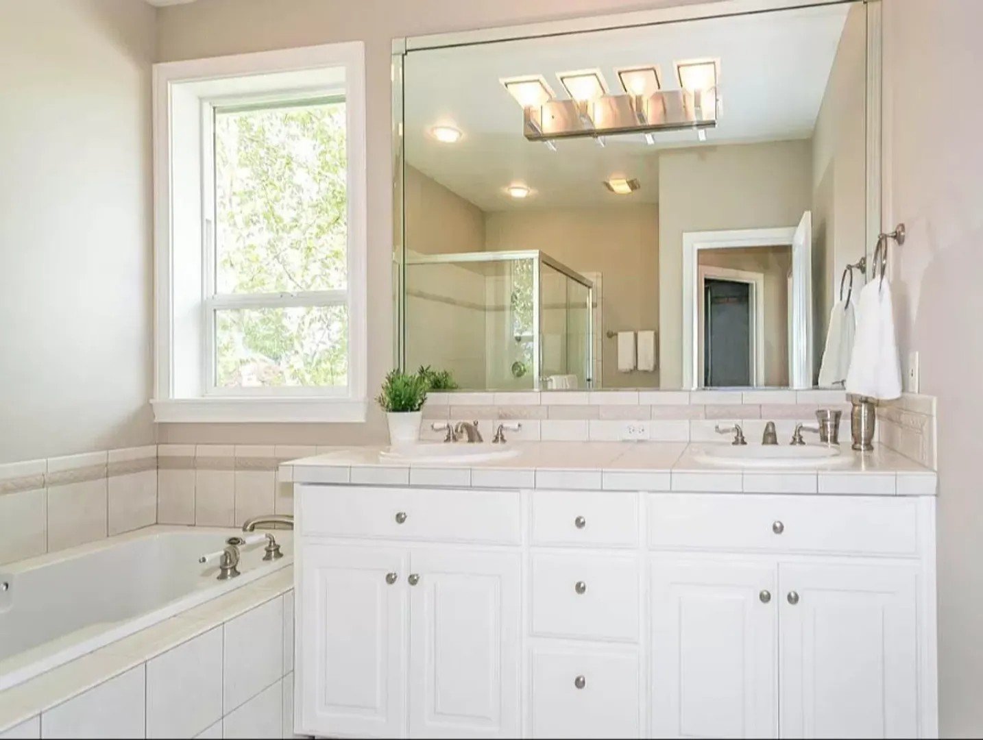 Luxury Four Bedroom Home in West Linn w/ Stunning Views! property image