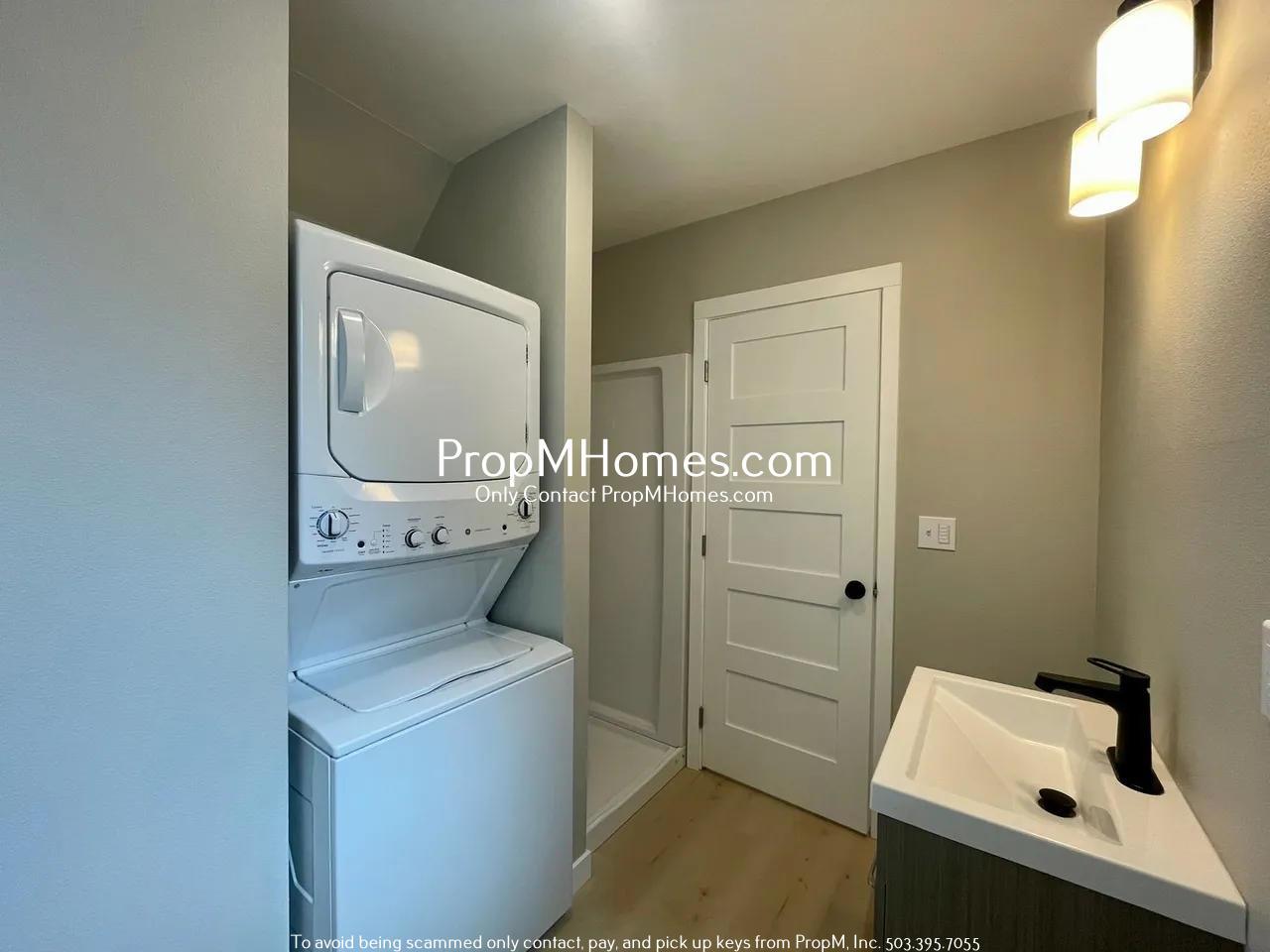 Updated Two Bedroom Bungalow in Milwaukie - Move-in Special! property image