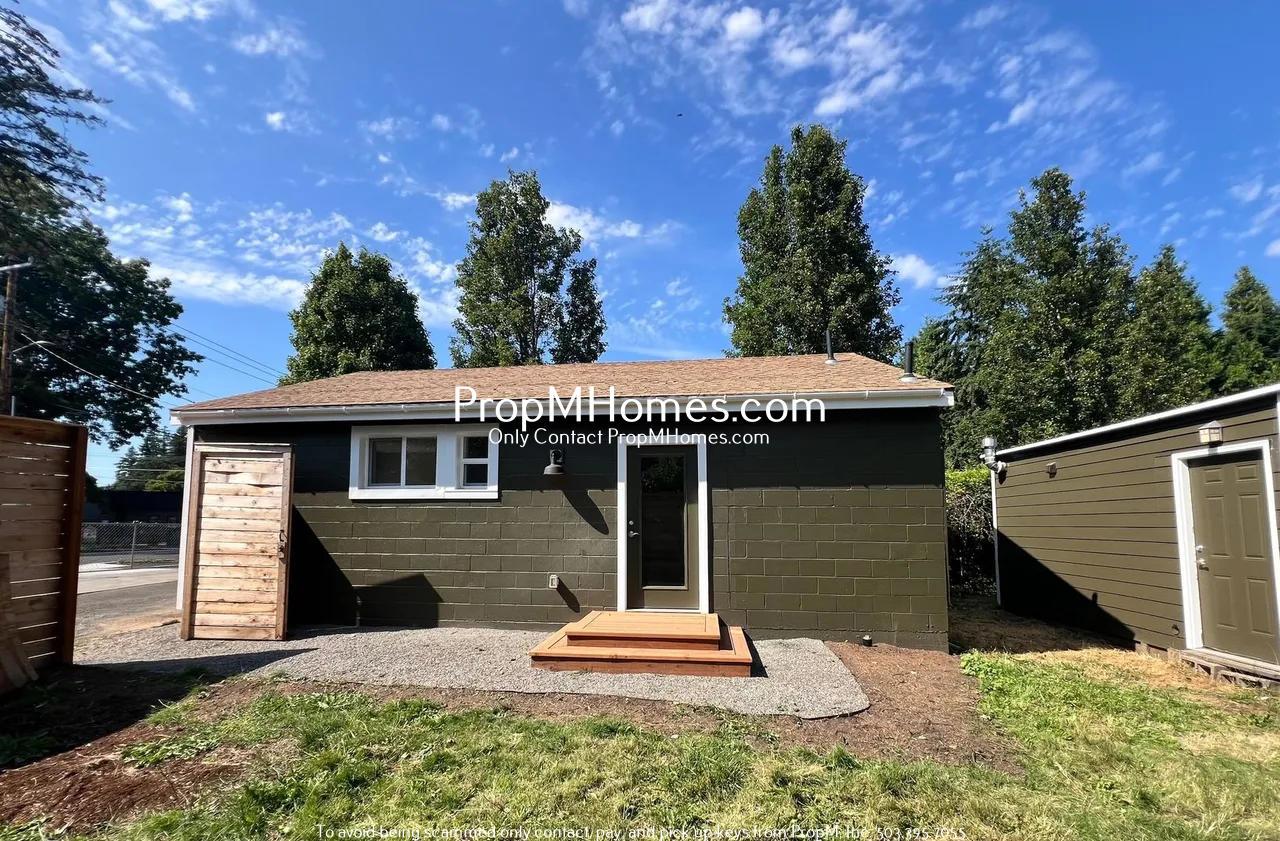 Updated Two Bedroom Bungalow in Milwaukie - Move-in Special! property image