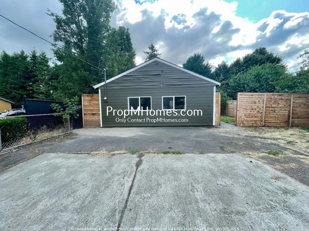 Updated Two Bedroom Bungalow in Milwaukie - Move-in Special! property image