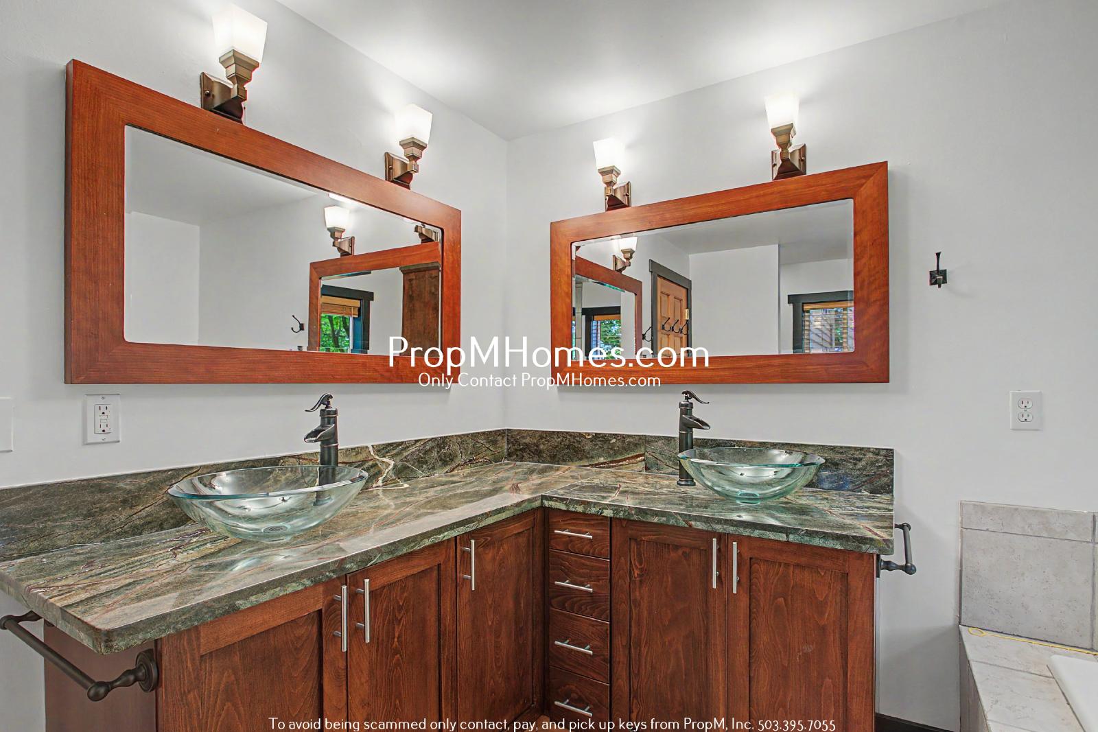 Unique Luxury Three Bedroom Home in Hallinan! property image