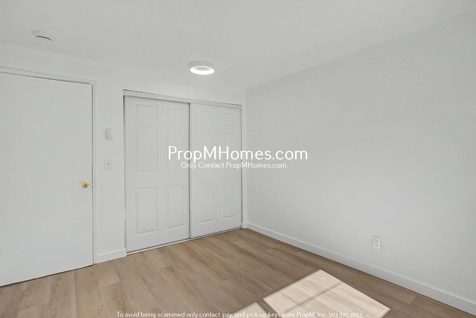 Updated Two Bedroom Duplex in Sellwood - Garage Included! property image