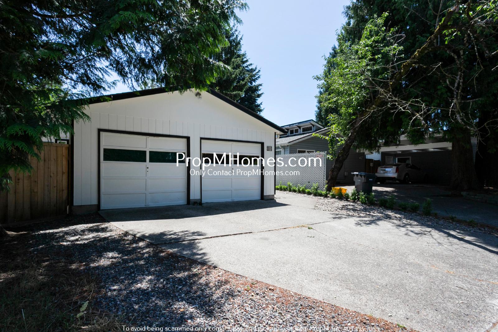 Updated Two Bedroom Duplex in Sellwood - Garage Included! property image