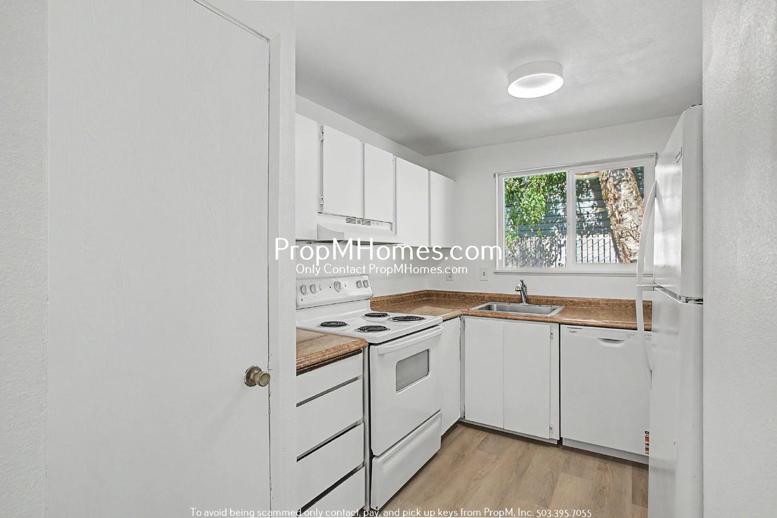 Updated Two Bedroom Duplex in Sellwood - Garage Included! property image