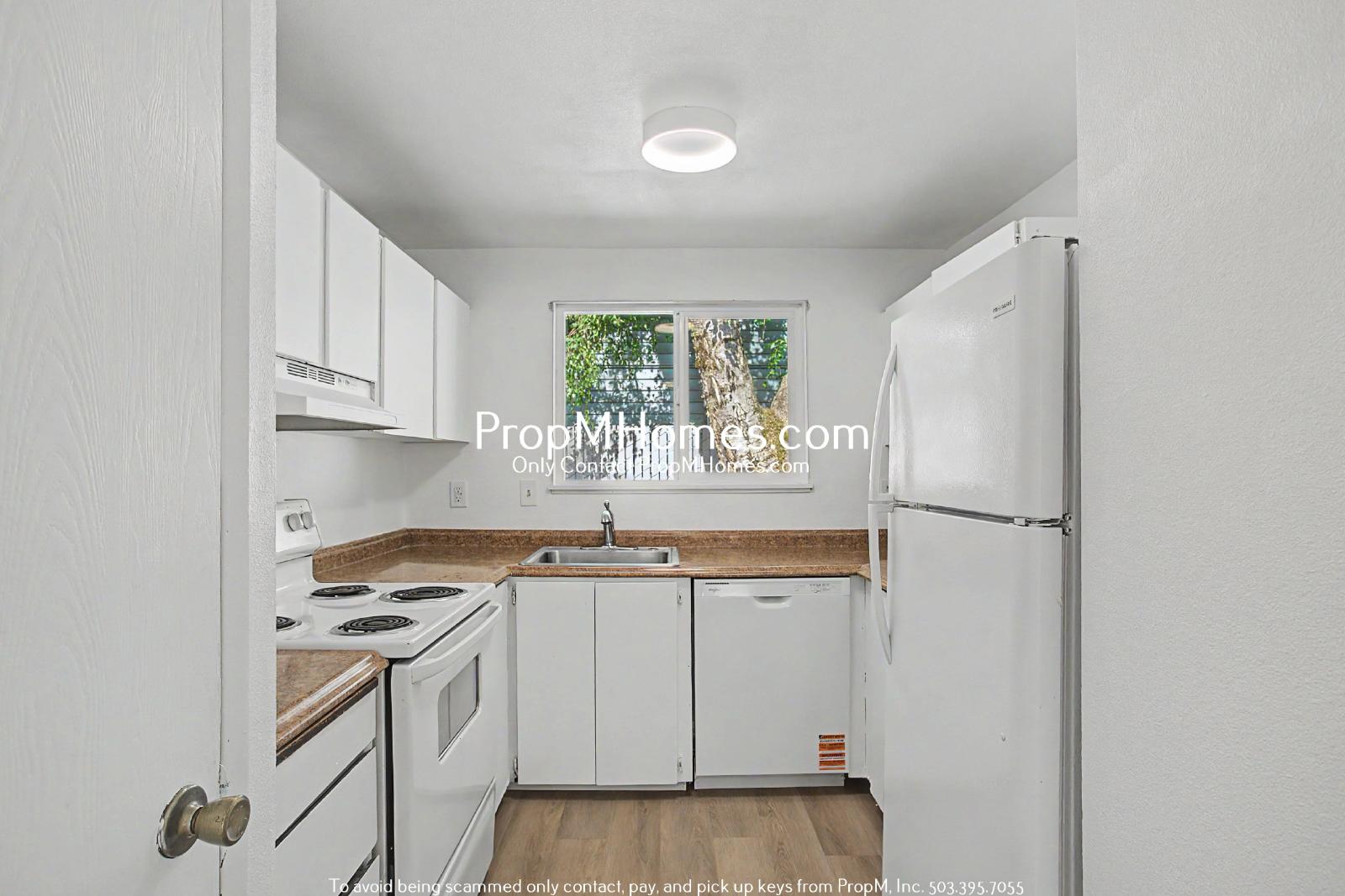 Updated Two Bedroom Duplex in Sellwood - Garage Included! property image