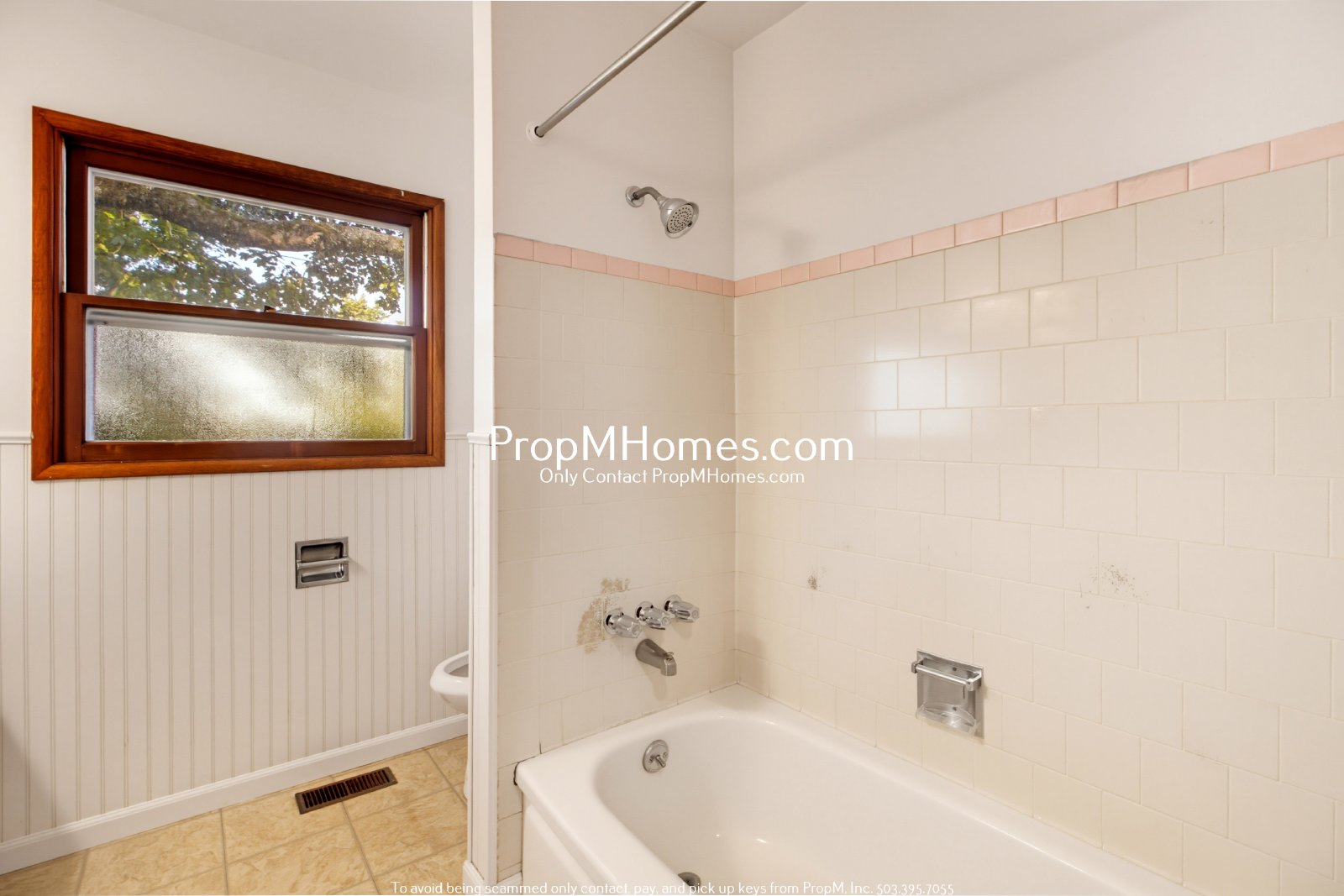 Lovely 3 Bedroom Gresham Home with Fireplace, Deck & Fenced Yard property image