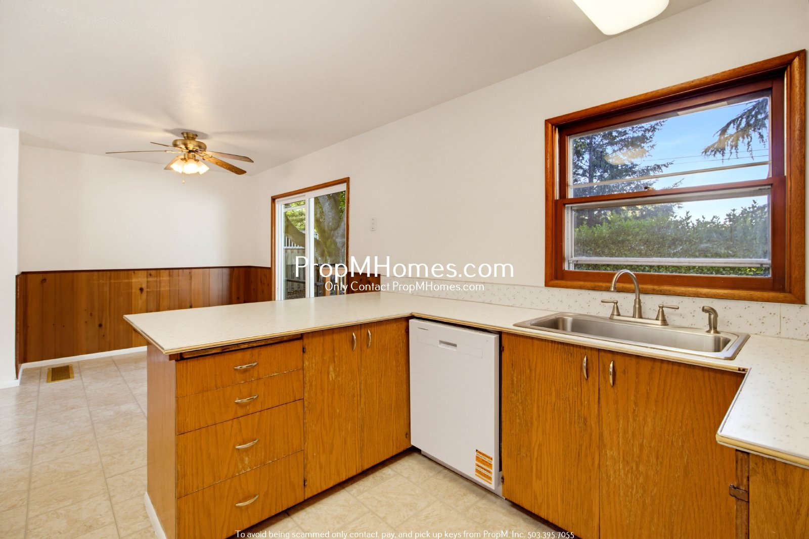 Lovely 3 Bedroom Gresham Home with Fireplace, Deck & Fenced Yard property image