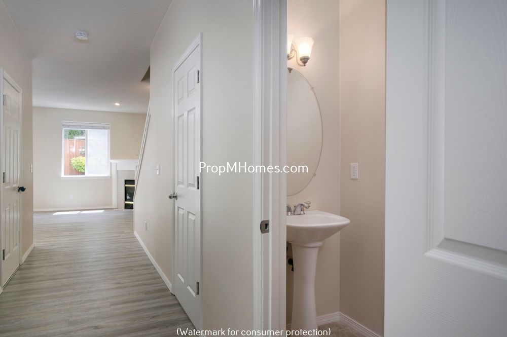 Great Farmington Townhouse in Quaint Little Neighborhood! property image
