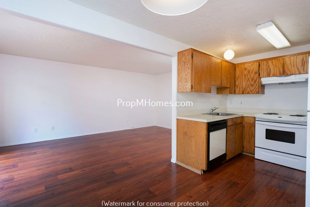 Beautiful Three Bedroom Duplex Just Blocks from Kelly Butte Park property image