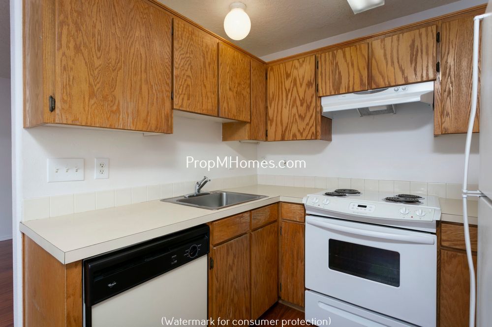 Beautiful Three Bedroom Duplex Just Blocks from Kelly Butte Park property image