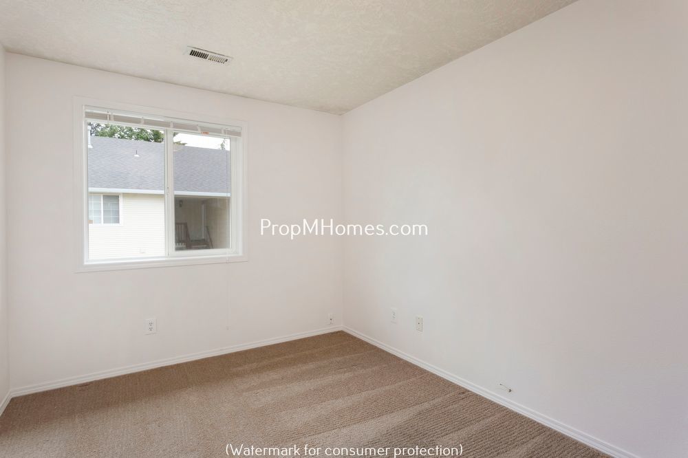 Beautiful Three Bedroom Duplex Just Blocks from Kelly Butte Park property image