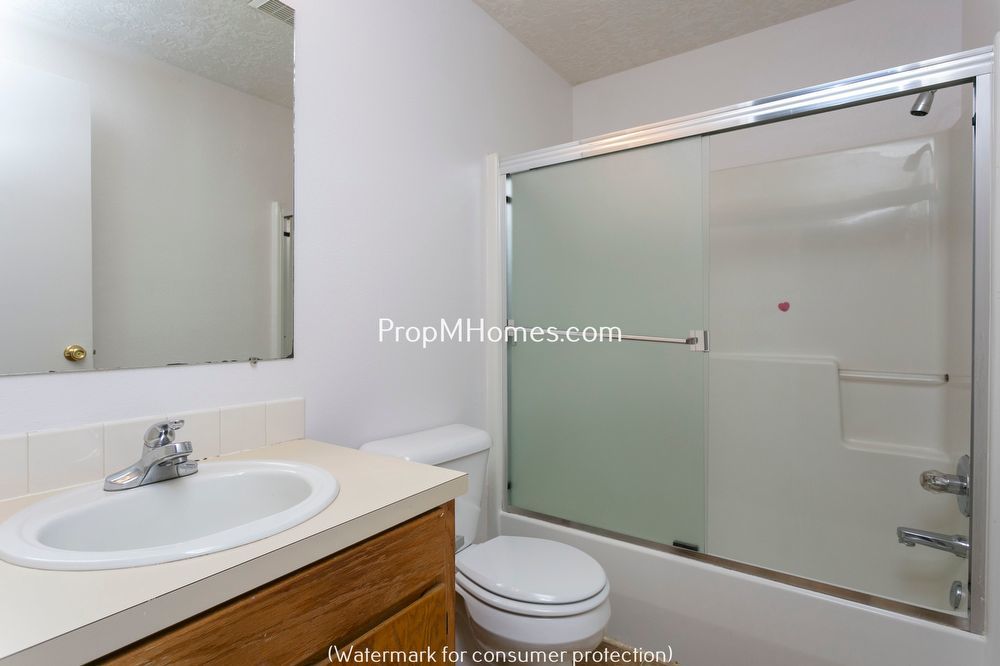 Beautiful Three Bedroom Duplex Just Blocks from Kelly Butte Park property image