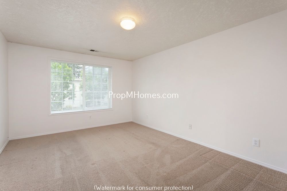 Beautiful Three Bedroom Duplex Just Blocks from Kelly Butte Park property image
